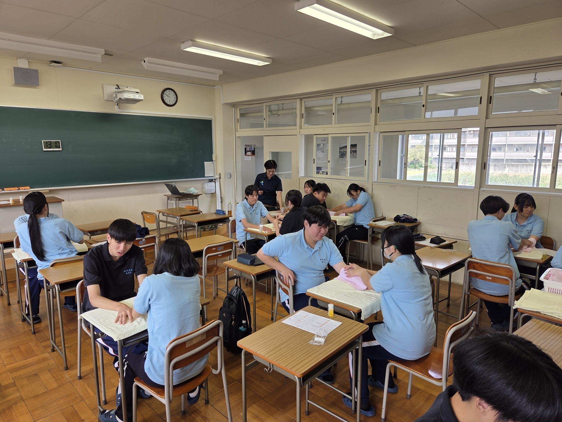 裾野高校ハンドマッサージ出張授業　2回目